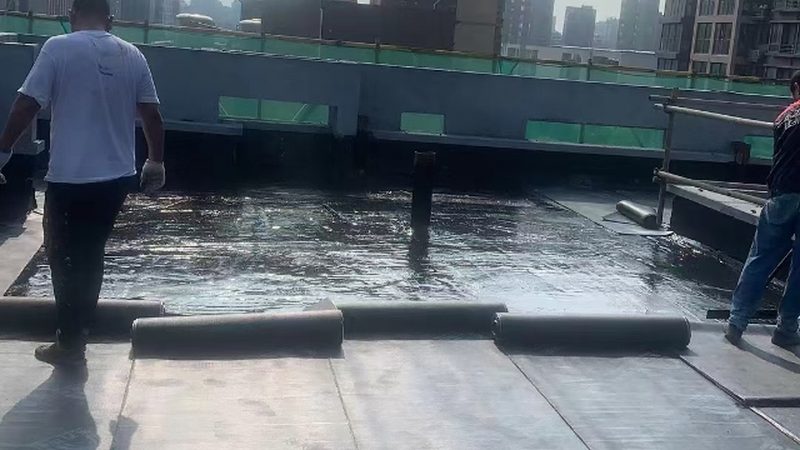 防水卷材热熔法施工：安全规范与关键要点